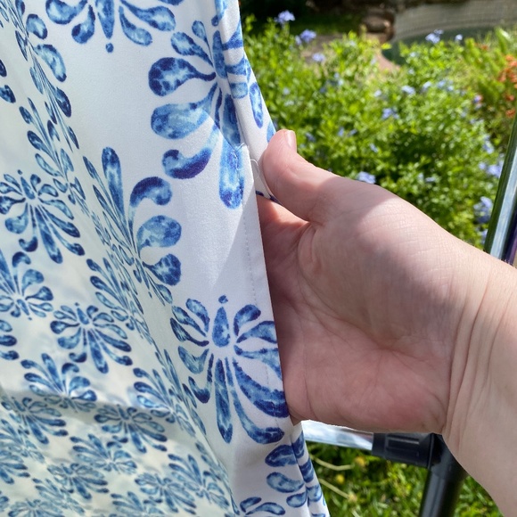 LuLaRoe S dress w/blue floral print & pockets!!! ๐ *LuLaRoe Unicorn* ๐ฆ๐ฆ - Picture 2 of 4